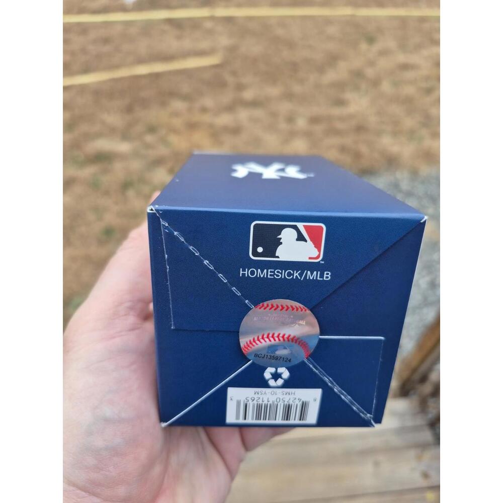 Yankee Stadium Homesick New York Yankees Soy Wax Candle 13.75 oz NEW in Gift Box - Picture 5 of 6